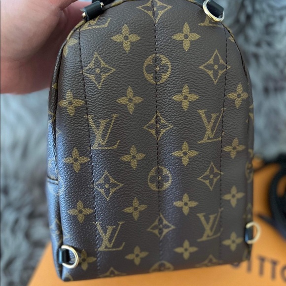 Louis Vuitton - Picture 4 of 10